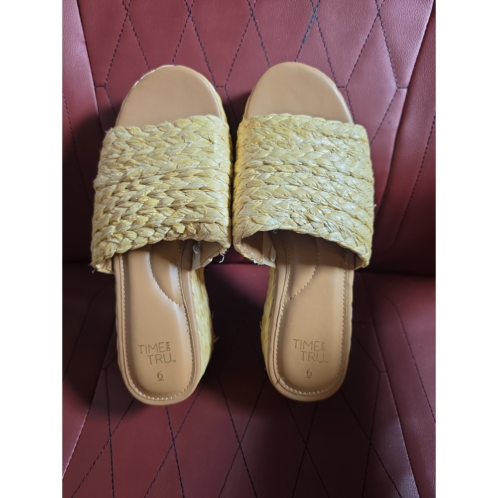 Time & Tru  Sandal  Size 6 U S